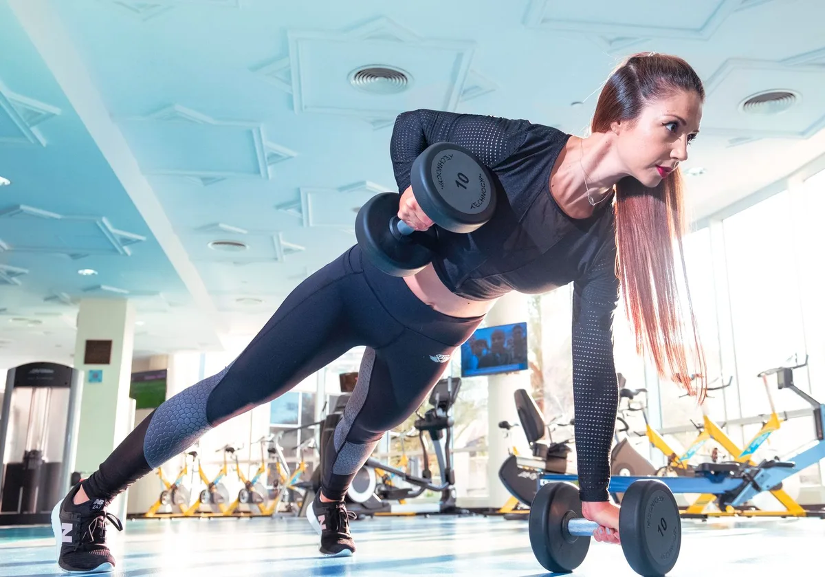 Treino com halteres na academia